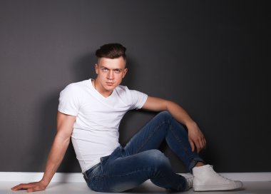 Studio moda portre genç adam