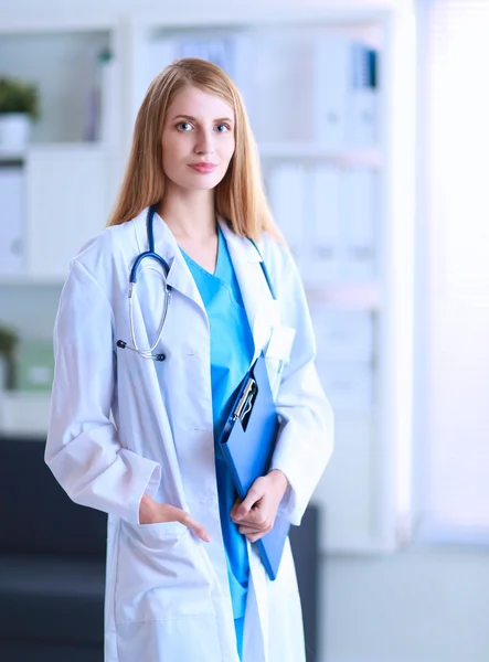 La doctora está parada en la ventana cercana. — Foto de Stock