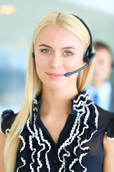 Porträt des Telefonanbieters mit dem Headset — Stockfoto