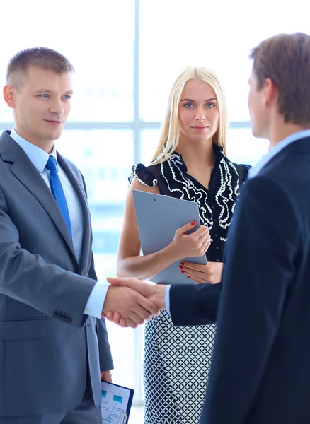 Zakenmensen schudden elkaar de hand na de vergadering — Stockfoto