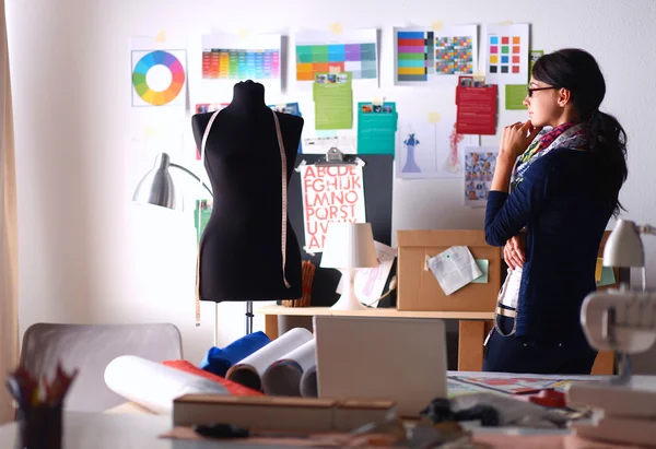 Krásná módní návrhářka stojící ve studiu — Stock fotografie