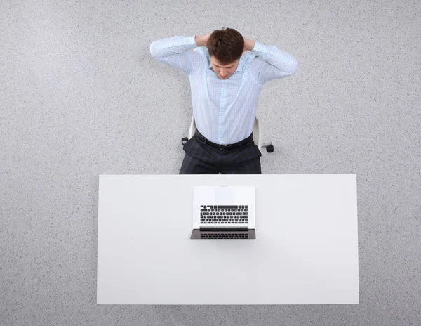 Jeune homme travaillant sur ordinateur portable, assis le bureau dans le bureau — Photo