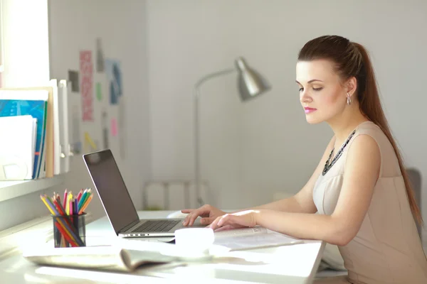 Frau mit Dokumenten auf Schreibtisch und Laptop — Stockfoto