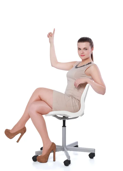 Фото молодой предпринимательницы, сидящей на стуле — стоковое фото