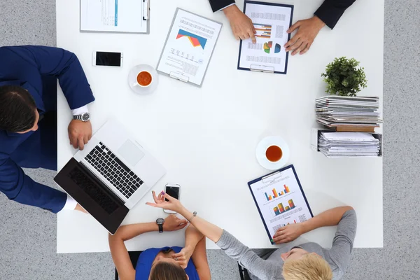 Uomini d'affari che siedono e discutono alla riunione di lavoro, in ufficio — Foto Stock