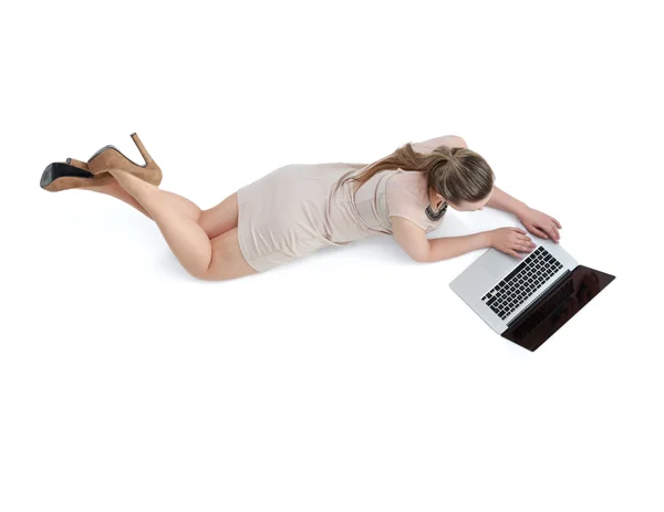 Donna con un computer portatile sdraiato sul pavimento — Foto Stock
