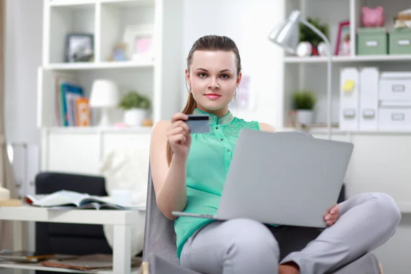 Mujer con documentos sentada en el escritorio — Foto de Stock