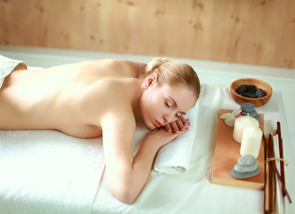 Schöne junge Frau bekommt Wellness-Massage, liegend im Salon — Stockfoto