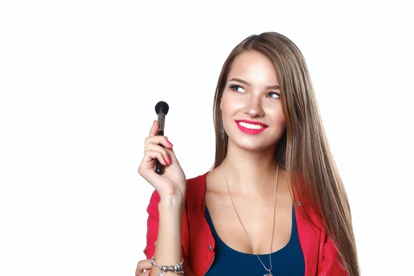 Junge schöne Frau hält Pinsel für Make-up in der Hand — Stockfoto