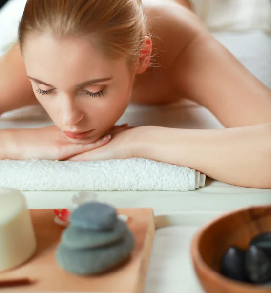 Hermosa joven recibiendo masaje de spa, tumbado en el salón — Foto de Stock