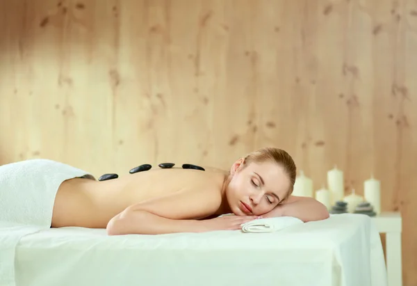 Wanita muda yang cantik mendapatkan spa pijat, berbaring di salon — Stok Foto