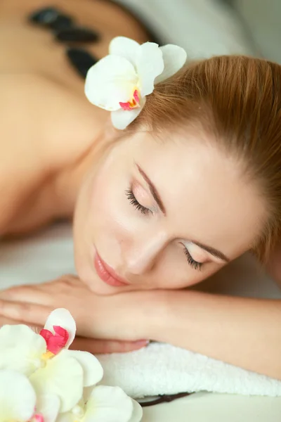 Beautiful young woman getting spa massage, lying on salon — Stock Photo, Image