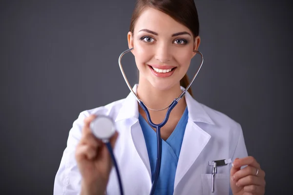 Médecin femme avec une écoute stéthoscopique, isolé sur fond gris — Photo