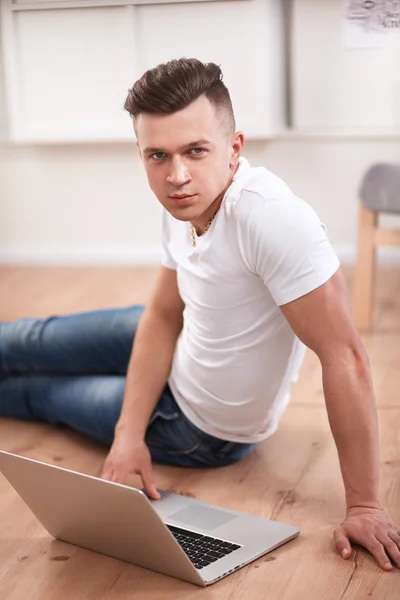 Young businessman working in office, sitting at desk — Stock Photo, Image