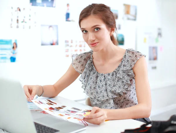 Jolie femme d'affaires assise sur le bureau dans le bureau — Photo