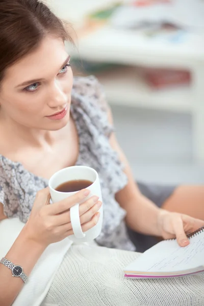 Attraktive Geschäftsfrau sitzt auf Schreibtisch im Büro — Stockfoto