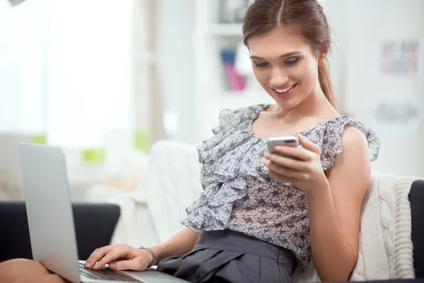 Attraktive Geschäftsfrau sitzt auf Schreibtisch im Büro — Stockfoto