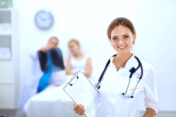 Kvinnlig läkare som står på sjukhus — Stockfoto