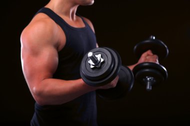 yakışıklı kaslı adam dumbell ile çalışma dışarı