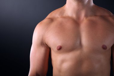 sağlıklı, kaslı, genç adam. siyah arka plan üzerine izole