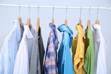 Tasarımcı giyim mağazası bir raf kıyafet dayan