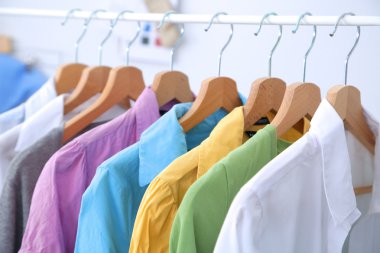 Tasarımcı giyim mağazası bir raf kıyafet dayan