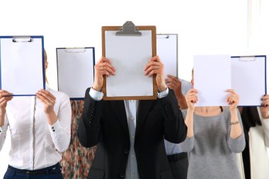 Beyaz arka plan üzerinde izole yüz yakınındaki bir klasörler holding iş adamları ekibinin