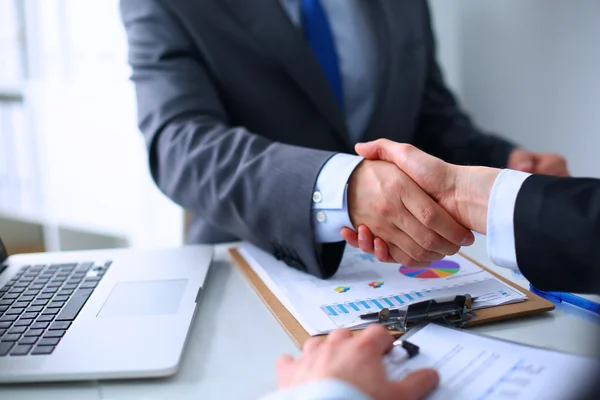 Gente de negocios dándose la mano, terminando una reunión —  Fotos de Stock