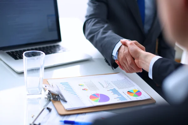 Gente de negocios dándose la mano, terminando una reunión — Foto de Stock