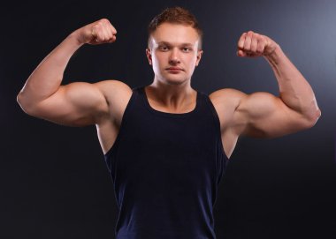 sağlıklı, kaslı, genç adam. siyah arka plan üzerine izole