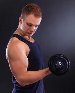 yakışıklı kaslı adam dumbell ile çalışma dışarı