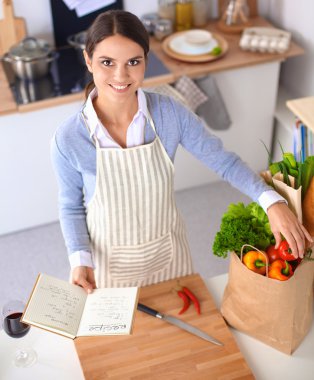 kadın mutfakta gülümseyen sağlıklı gıda ayakta yapma