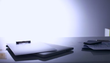 dizüstü bilgisayar ve diğer iş araçları