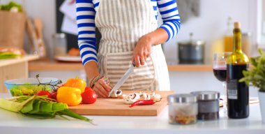 Mutfakta Sebze Kesen Genç Kadın