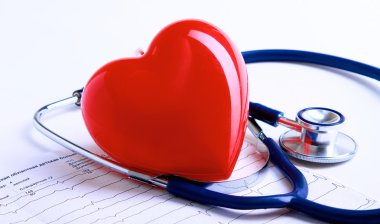 Kırmızı Kalp ve steteskop.
