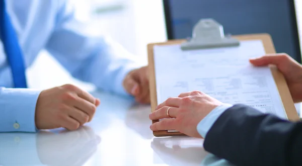 Geschäftsleute schütteln Hände, beenden ein Meeting — Stockfoto