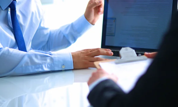 Geschäftsleute schütteln Hände, beenden ein Meeting — Stockfoto