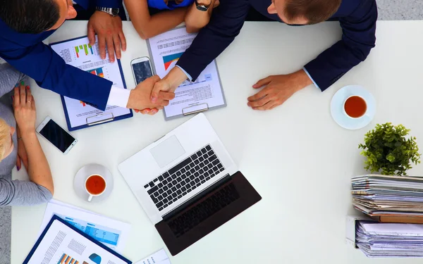 Uomini d'affari che siedono e discutono alla riunione di lavoro, in ufficio — Foto Stock