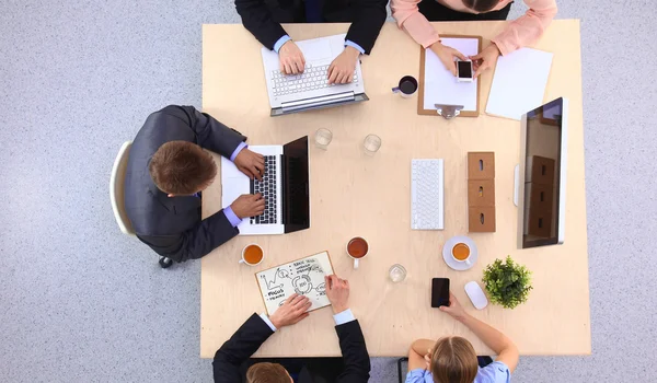 Les gens d'affaires assis et discutant à la réunion d'affaires, au bureau — Photo