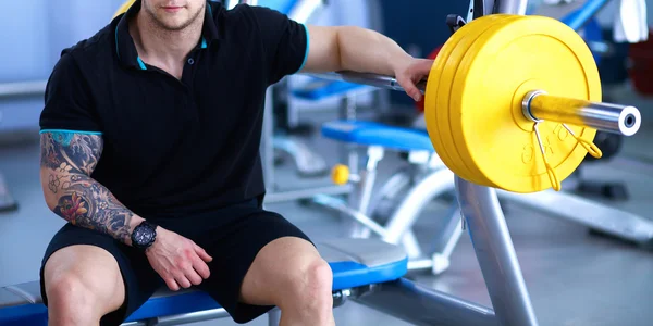 Jeune homme beau après l'entraînement dans la salle de gym — Photo