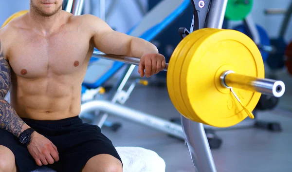 Jeune homme beau après l'entraînement dans la salle de gym — Photo