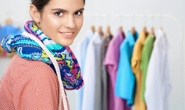 Sorrindo designer de moda feminina sentado na mesa de escritório — Fotografia de Stock