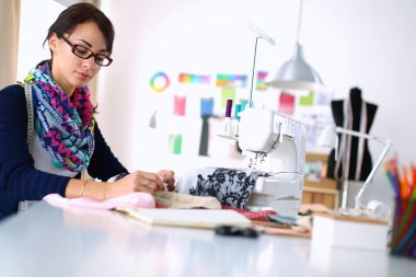 Giysi tasarımcısı kağıt üzerinde kıyafet deseni tasarlıyor