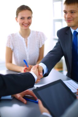 İş adamları el sıkışıyor, toplantıyı bitiriyor.