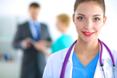 Kadın doktor hastanede dosyayla bekliyor.