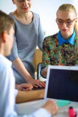 Yeni bir proje üzerinde çalışan genç iş adamları.