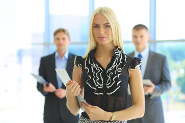 İş kadını ofiste ön planda duran