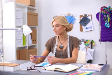 Stüdyoda çalışan genç moda tasarımcısı.