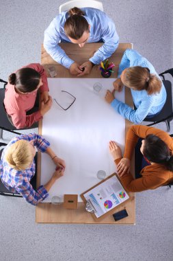 İş adamları iş toplantısında, ofiste oturup tartışıyorlar.