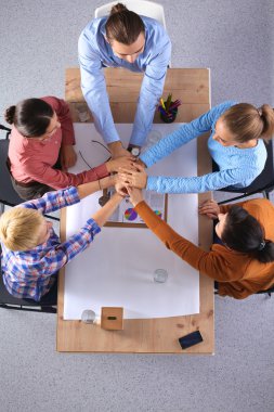 İş adamları iş toplantısında, ofiste oturup tartışıyorlar.